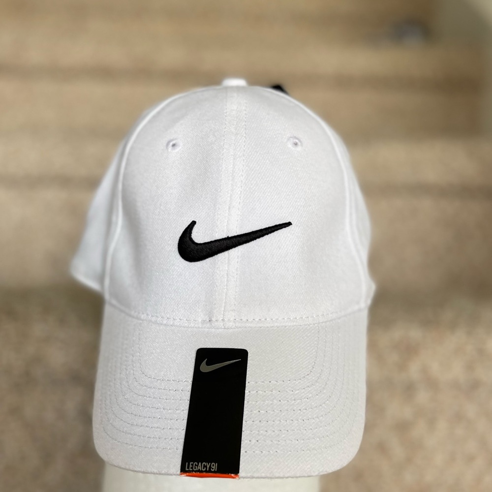 White Nike Men’s Dry Fit Hat